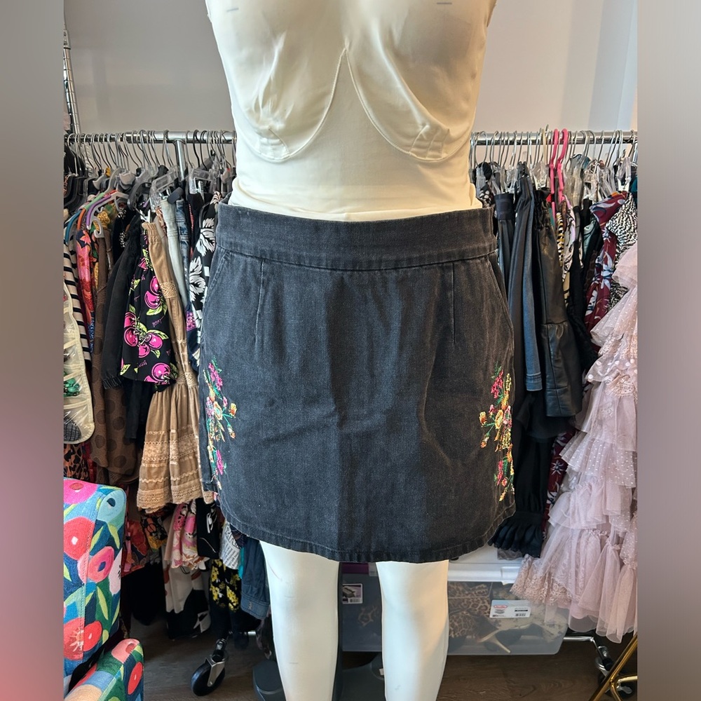 Top shop embroidered denim skirt with pockets
